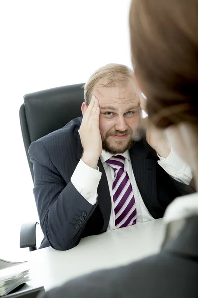 Broda biznes brunetka kobieta mężczyzna na biurko ból głowy — Zdjęcie stockowe