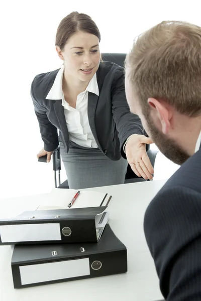 Skägg business man brunett kvinna vid skrivbord be att sitta ner — Stockfoto