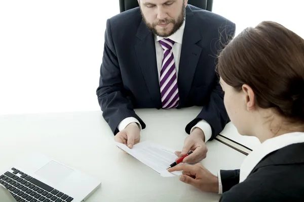 Barba negocio hombre morena mujer en escritorio firmar contrato — Foto de Stock