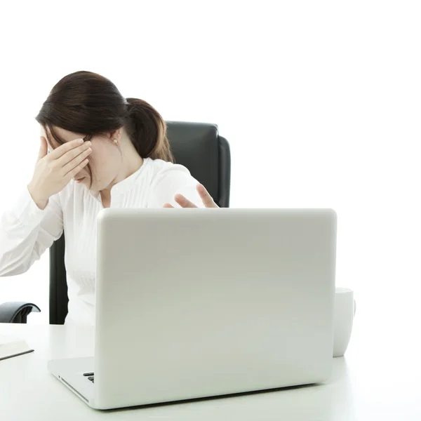 Jonge brunette zakenvrouw met een bril is geschokt laptop — Stockfoto