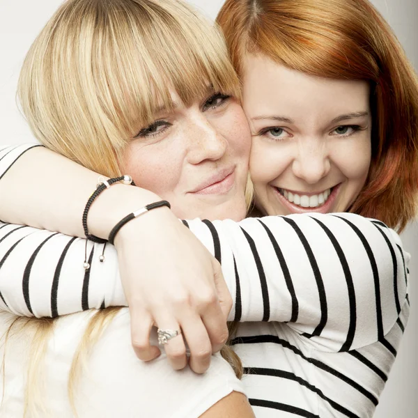 Kırmızı ve sarı saçlı kız gülerek ve sarılmak Stok Fotoğraf