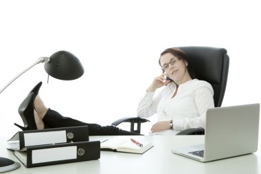 gözlüklü esmer genç işkadını relax ayak masa