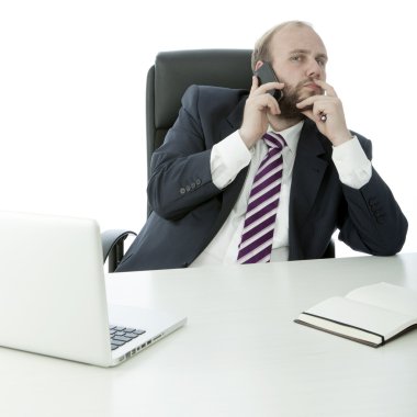 Sakal iş adamı cep telefonu ile masa üzerinde
