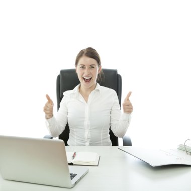 esmer genç iş kadını başparmak yukarı