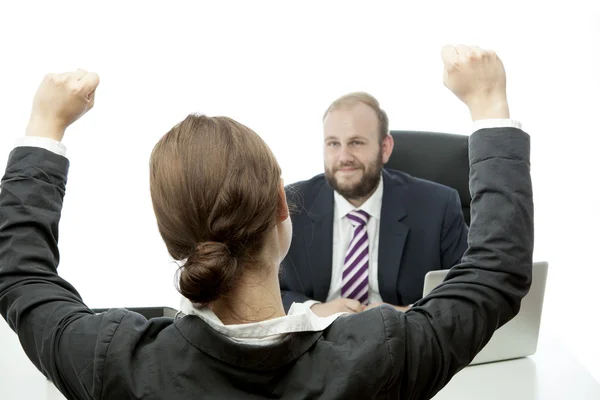 Skägg business man brunett kvinna vid skrivbord glad om ansökan godtas — Stockfoto