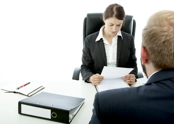 Barba homem de negócios morena mulher na mesa ler contrato — Fotografia de Stock