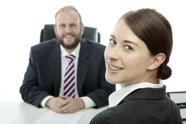 Baard zakenman brunette vrouw aan bureau glimlachen — Stockfoto