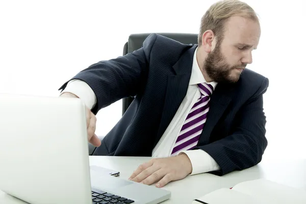 Beared man rädsla affärsnyheter på laptop — Stockfoto