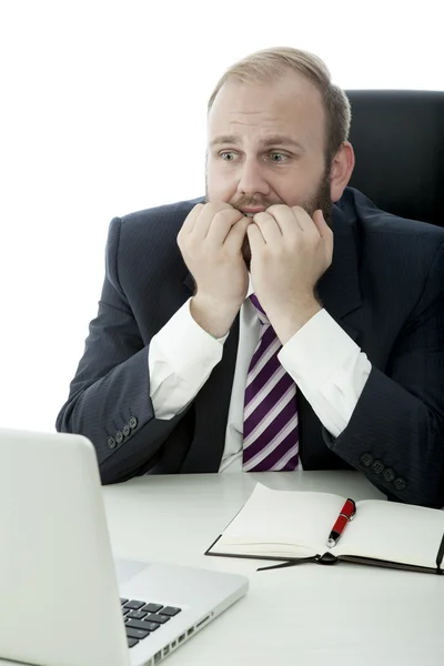 Barba hombre de negocios miedo detrás del ordenador portátil en el escritorio — Foto de Stock