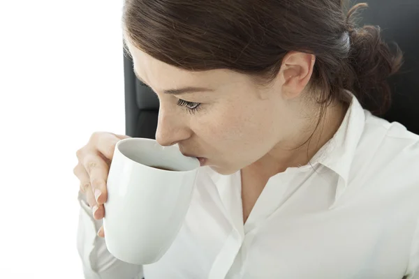 Giovane donna d'affari bruna che beve caffè — Foto Stock