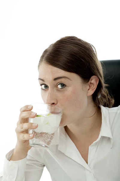 Junge brünette unternehmerin ist drinking wasser — Stockfoto