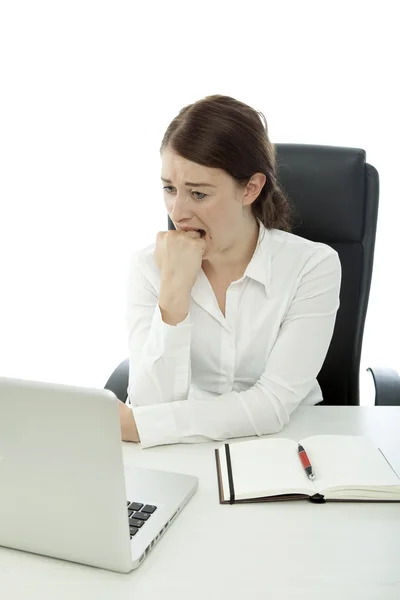 Joven mujer de negocios tiene miedo delante de la computadora portátil — Foto de Stock