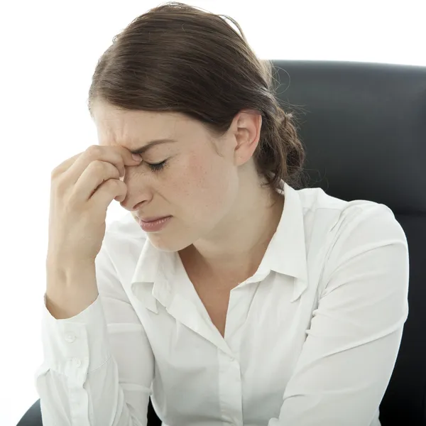 Junge brünette Geschäftsfrau Kopfschmerzen berühren ihren Kopf mit dem Finger — Stockfoto