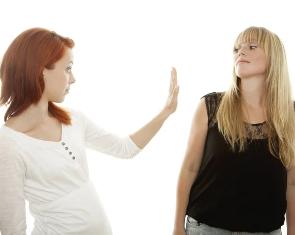 Junge schöne rot- und blondhaarige Mädchen sagen, hör auf, mit mir zu reden — Stockfoto