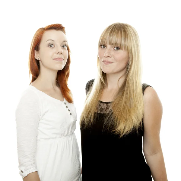 Молодые красивые рыжие и блондинки стоят вместе — стоковое фото