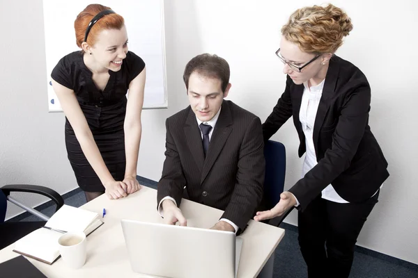 Business-teamet med ett möte — Stockfoto