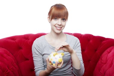 genç güzel kızıl saçlı kız servet içinde kırmızı sof koydu