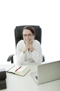 parlak gülümsüyor gözlüklü esmer genç işkadını