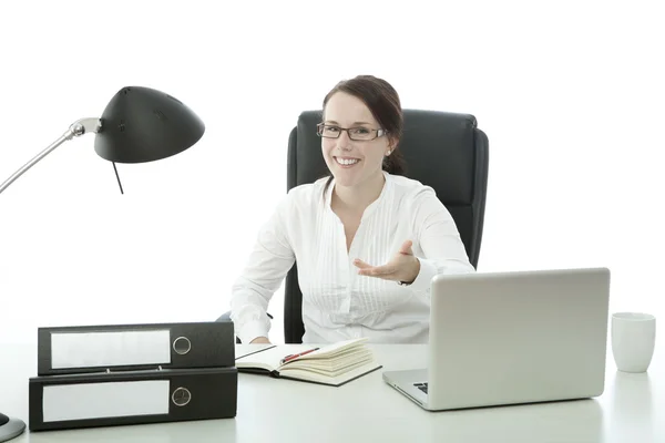 Jonge brunette zakenvrouw met glazen teken handdruk — Stockfoto