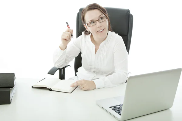 Jeune femme d'affaires brune avec des lunettes sur le bureau a une idée — Photo