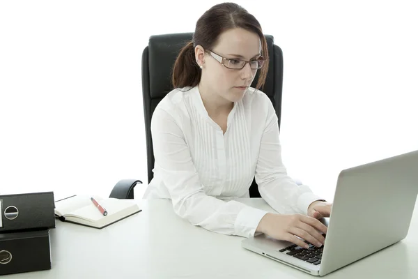 Unga brunett affärskvinna med glasögon arbetar laptop — Stockfoto