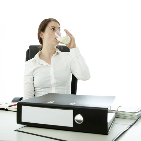 Giovane donna bruna che beve acqua davanti ai suoi documenti — Foto Stock