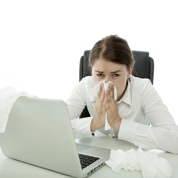 Junge brünette unternehmerin ist krank mit taschentüchern hinter ihrem laptop — Stockfoto