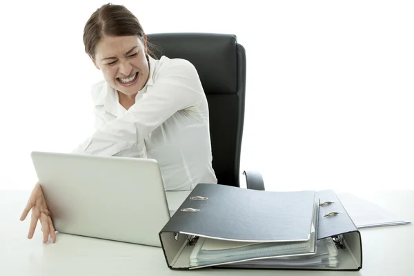 布鲁内特的年轻商业女人在愤怒和投掷笔记本电脑的办公桌 — 图库照片