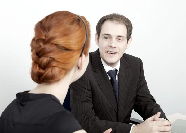 Dos compañeros de trabajo discutiendo — Foto de Stock