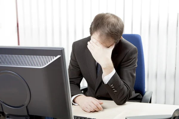 Extreme zakenman achter zijn Bureau — Stockfoto