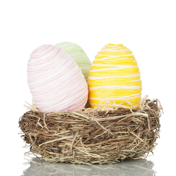Три пасхальных яйца в гнезде — стоковое фото