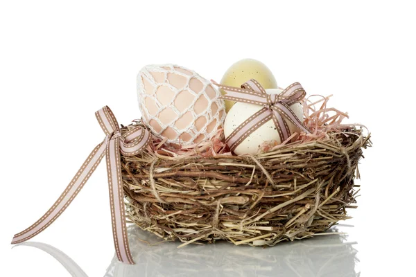 Гнездо, полное пасхальных яиц — стоковое фото