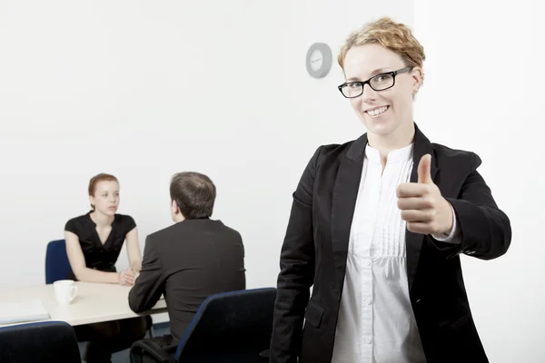 Mujer de negocios dando un pulgar hacia arriba — Foto de Stock