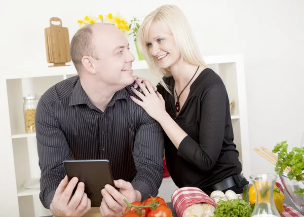 Couple affectueux préparant un repas — Photo