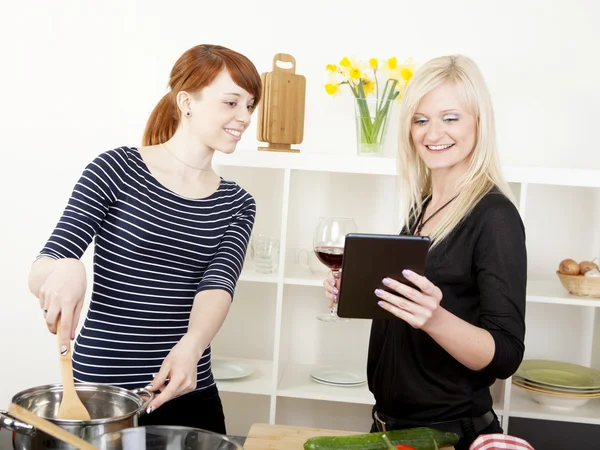 Female friends cooking in the kitchen — Stock Photo, Image