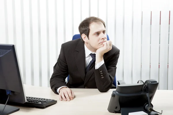 Pensativo hombre de negocios en su oficina —  Fotos de Stock
