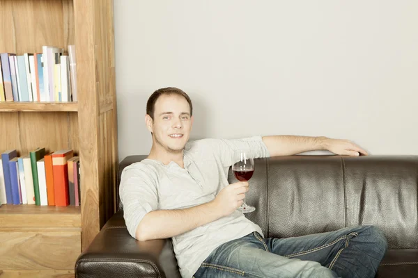 Stilig lycklig man koppla av med ett glas vin — Stockfoto