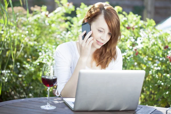 Vrouw die werkt van thuis zitten buiten — Stockfoto