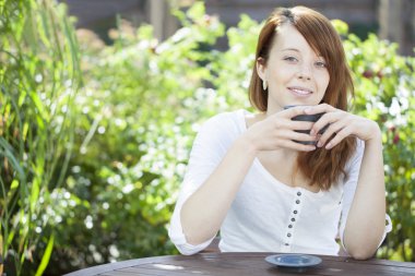 genç kadın bir fincan kahve ile rahatlatıcı