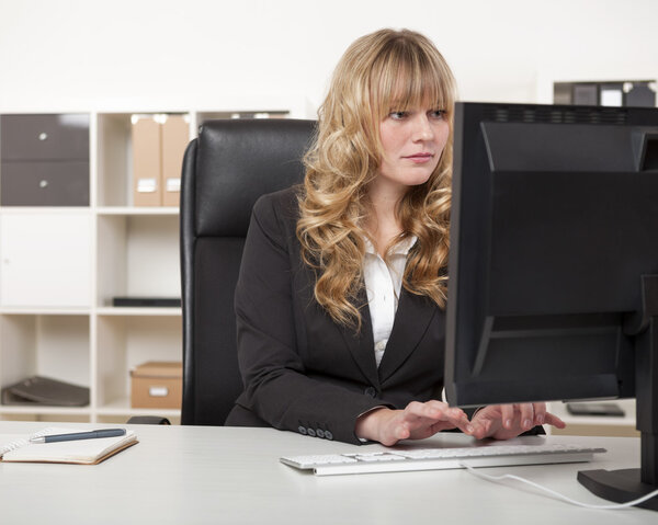 Молодая блондинка привлекательная деловая женщина
