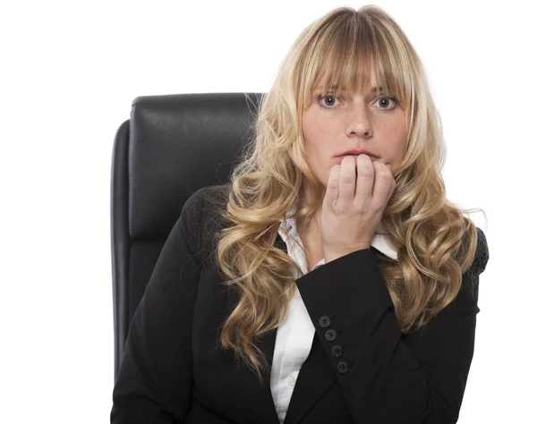 Zakenvrouw haar nagels te bijten in schoorvoetend — Stockfoto