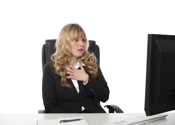 Shocked businesswoman reading her monitor — Stock Photo, Image