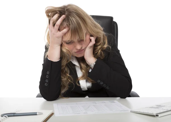 Ejecutiva femenina estudiando un informe — Foto de Stock