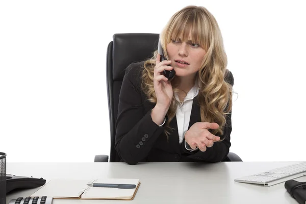 Femme d'affaires ayant une discussion au téléphone — Photo