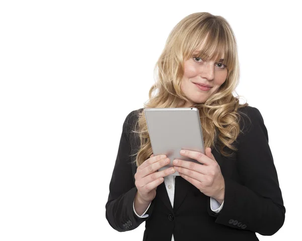 Femme d'affaires souriante tenant une tablette — Photo