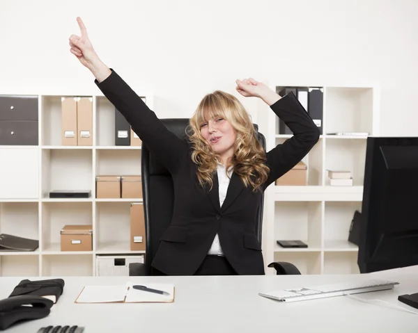 Donna d'affari giubilante che celebra — Foto Stock