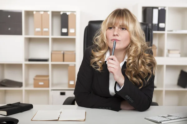 Junge Geschäftsfrau sitzt beim Nachdenken — Stockfoto