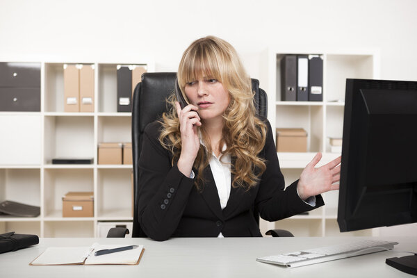 Деловая женщина разговаривает по телефону
