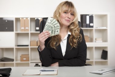 başarılı iş kadını sallayarak para