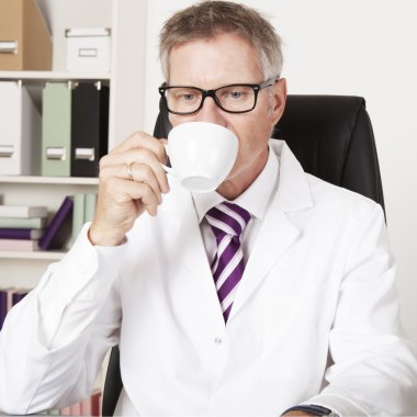 bir fincan çay ya da kahve içme erkek doktor